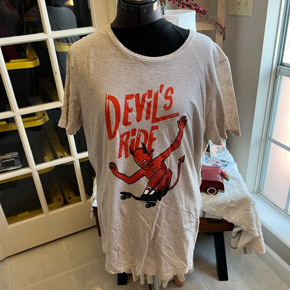 Skate inspired T-shirt by Cuidado con el Pedro size L
